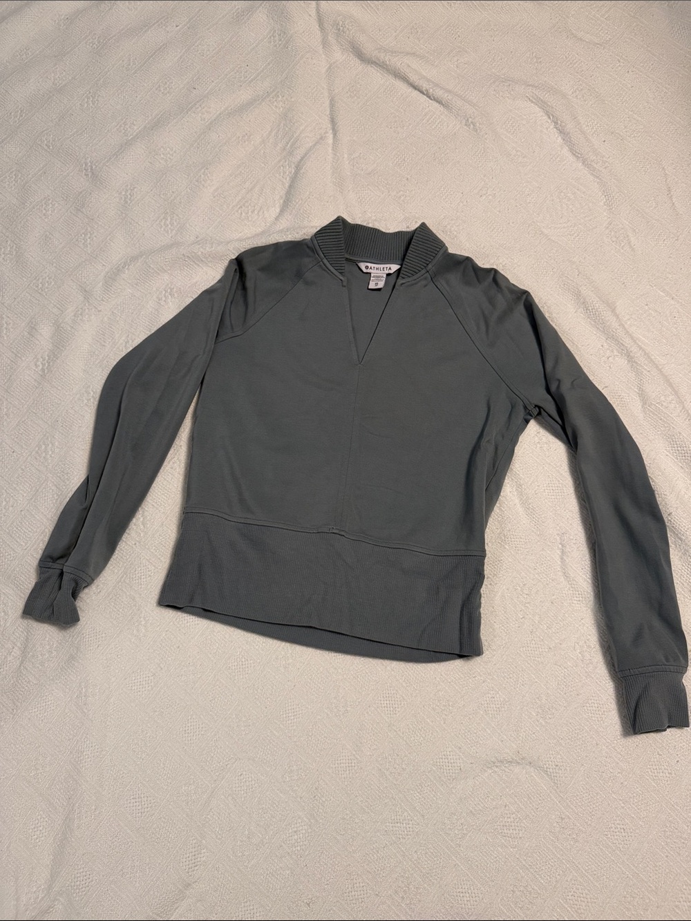 Athleta Eastbound V-neck  Pullover in Sage Green Size XS